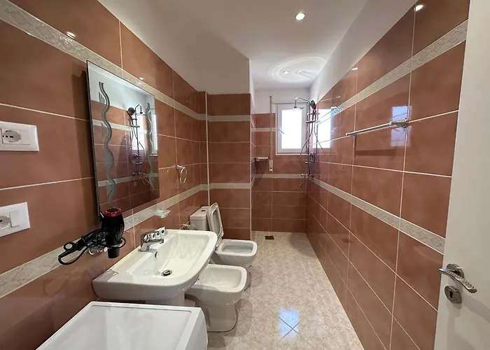 Beachfront With Balcony 公寓 Vlorë