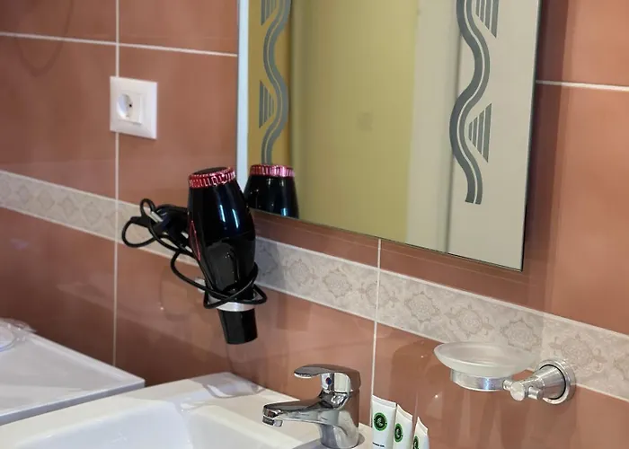 Beachfront With Balcony 公寓 Vlorë